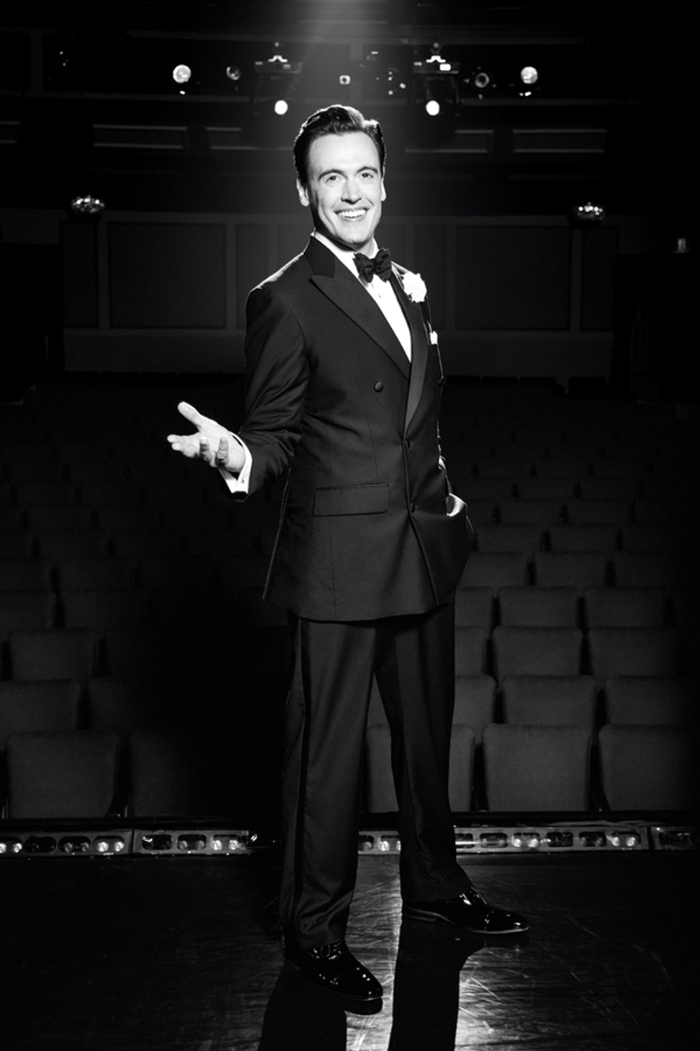 Photos: First Look at Erich Bergen, Charity Angel Dawson, and the Cast of CHICAGO  Image