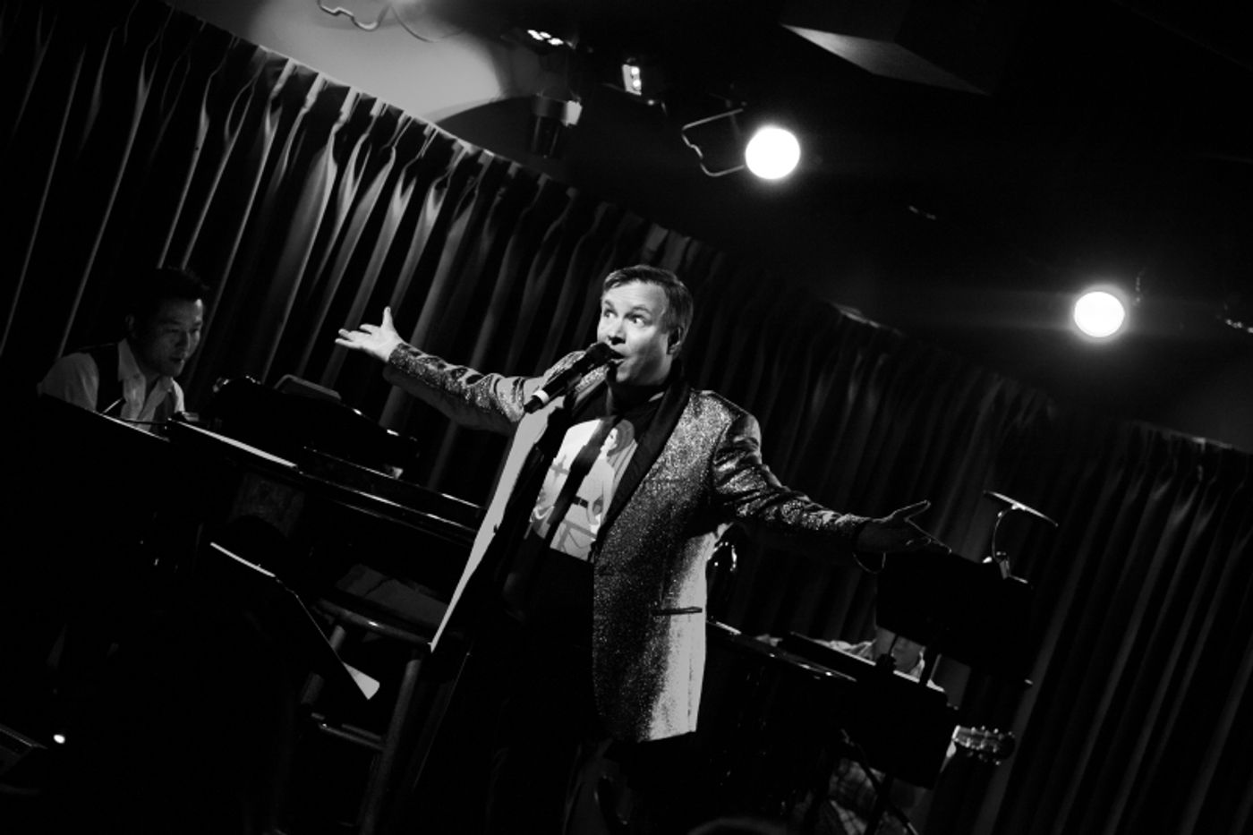 Review: Robbie Rozelle Debuts New Green Room 42 Residency PARTY MIX  Image