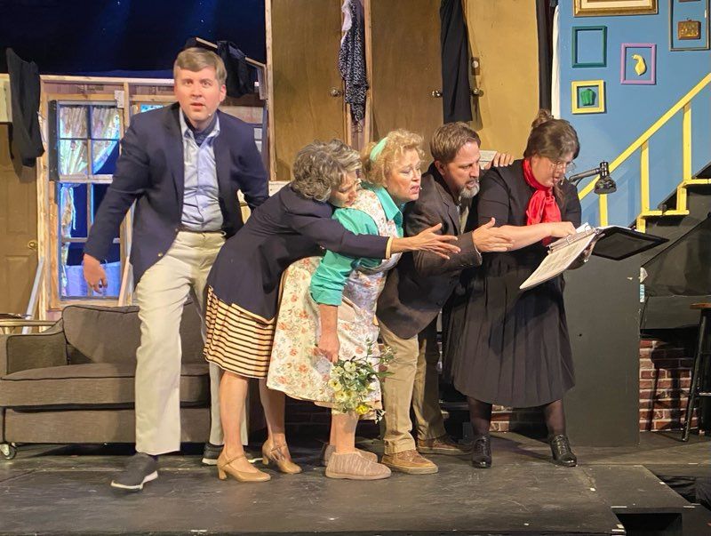 Review: NOISES OFF at The Royal Theatre Shows An Extreme Version of Backstage Drama  Image