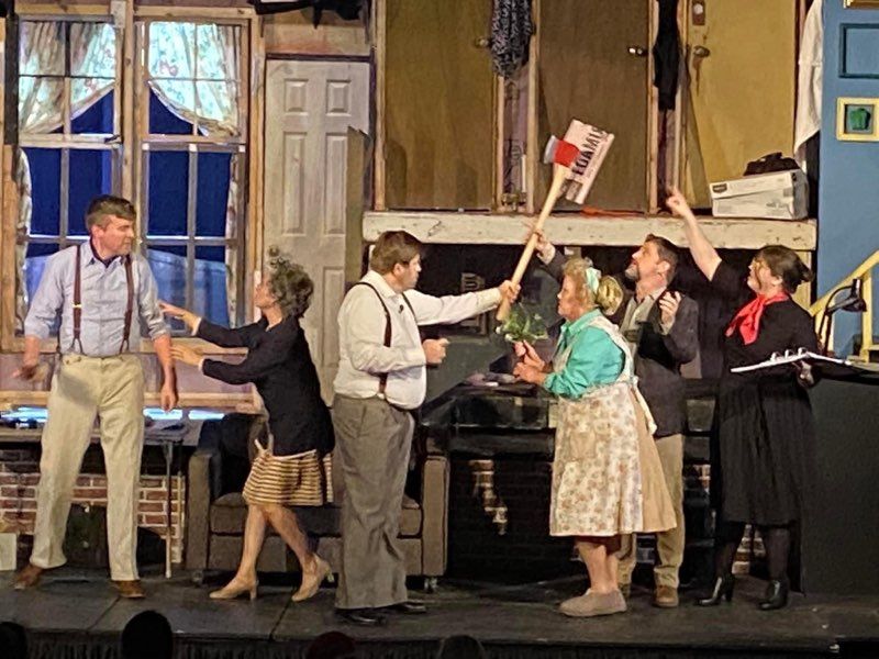 Review: NOISES OFF at The Royal Theatre Shows An Extreme Version of Backstage Drama  Image