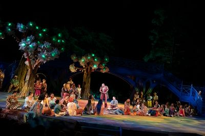 Darius de Haas (center) and the company  Photo