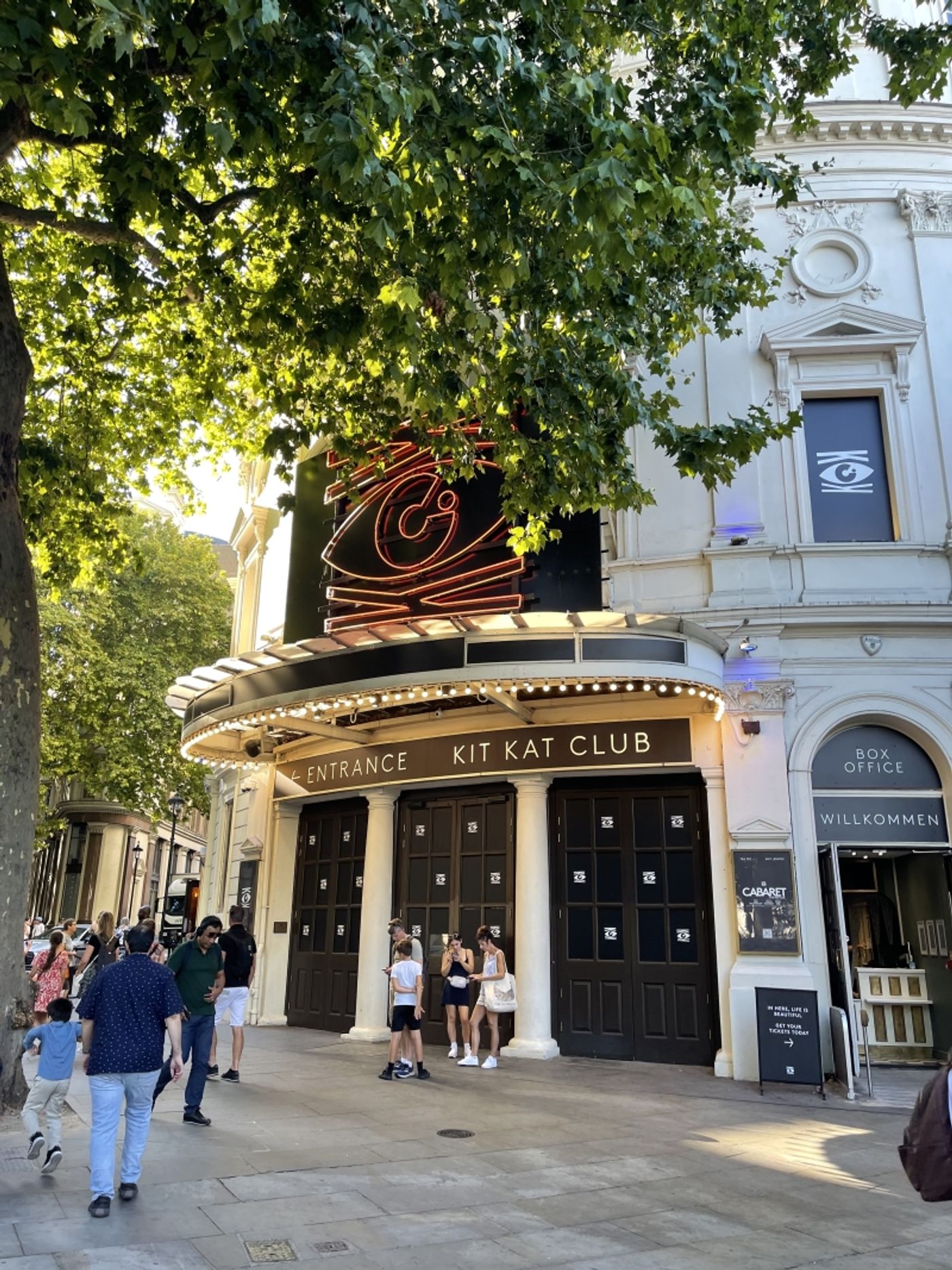 Verano de 2022 en el West End: un cartel refrescante  Image