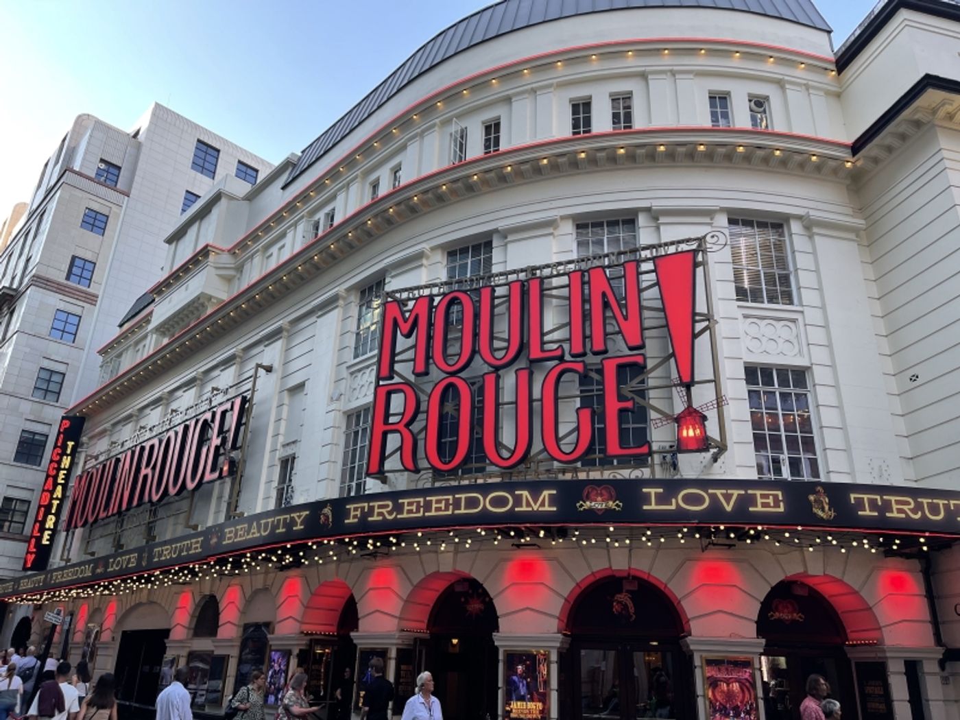 Verano de 2022 en el West End: un cartel refrescante  Image