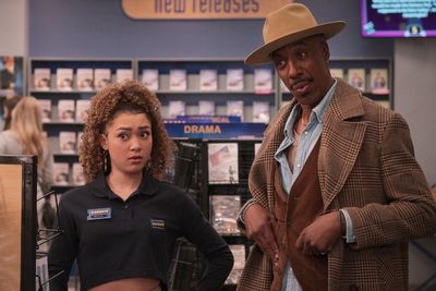 Kamaia Fairburn as Kayla, J.B. Smoove as Percy in episode 105 of Blockbuster Photo