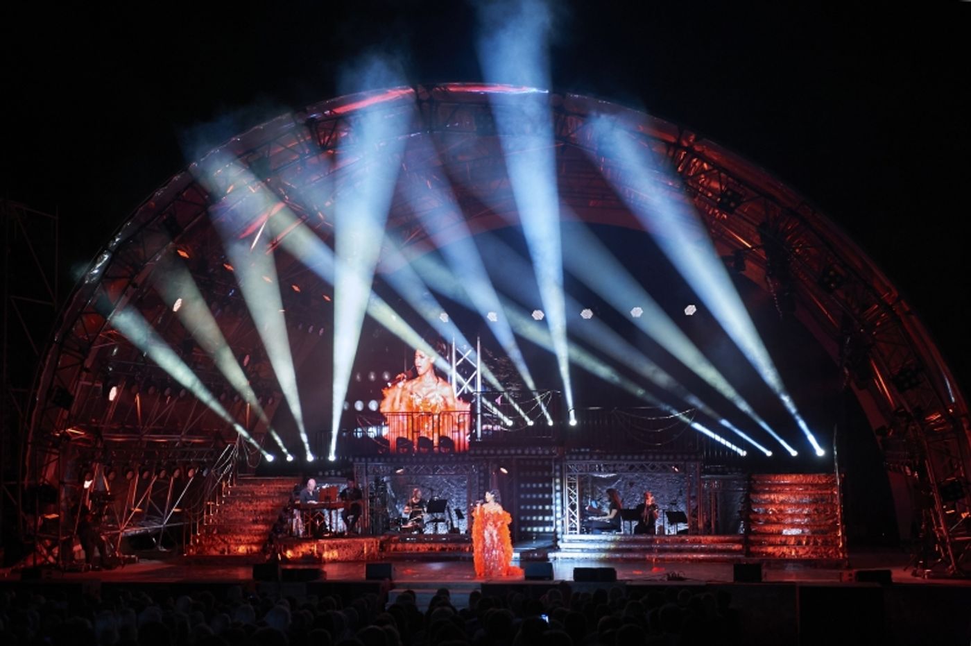 Review: THE GRAND SHOW IN ST. MARGARETHEN'S QUARRY  Image
