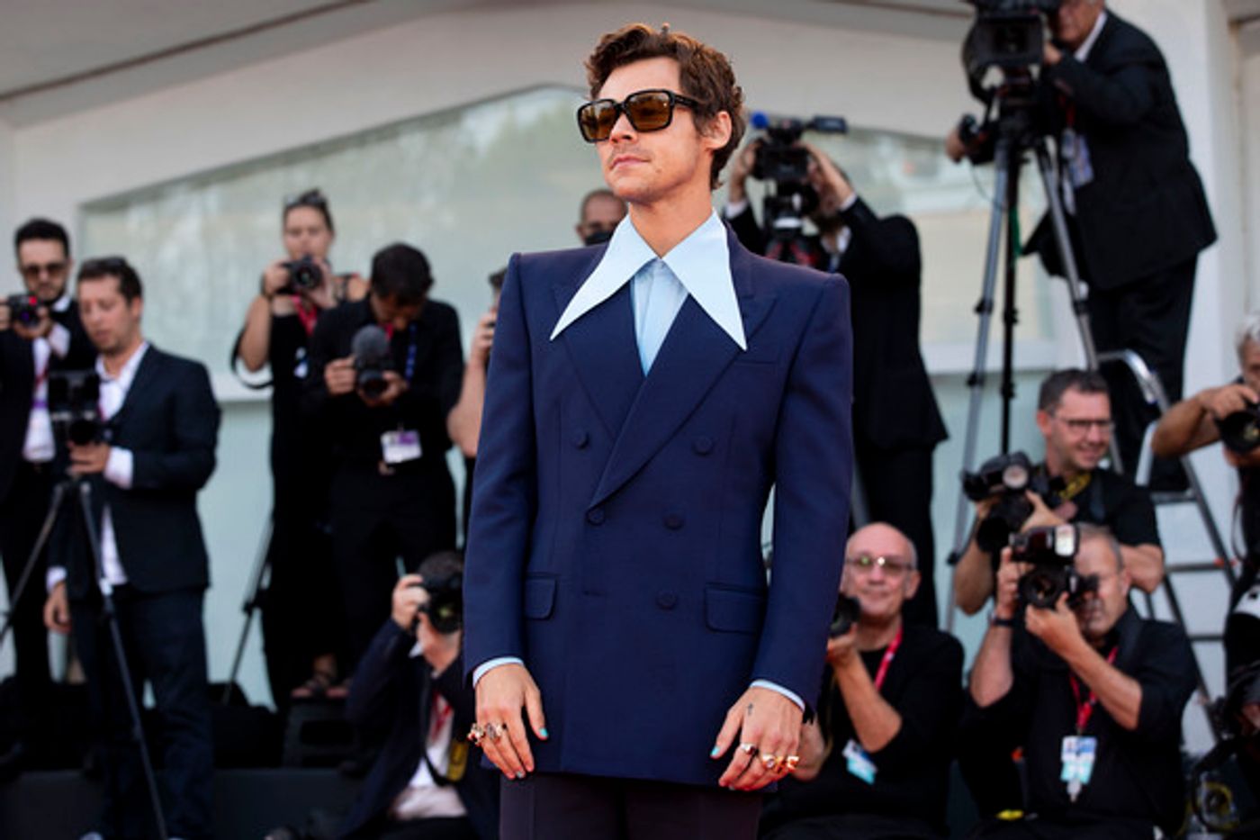 Photos: Florence Pugh, Harry Styles & the DON'T WORRY DARLING Cast Hit the Venice Film Festival Red Carpet  Image