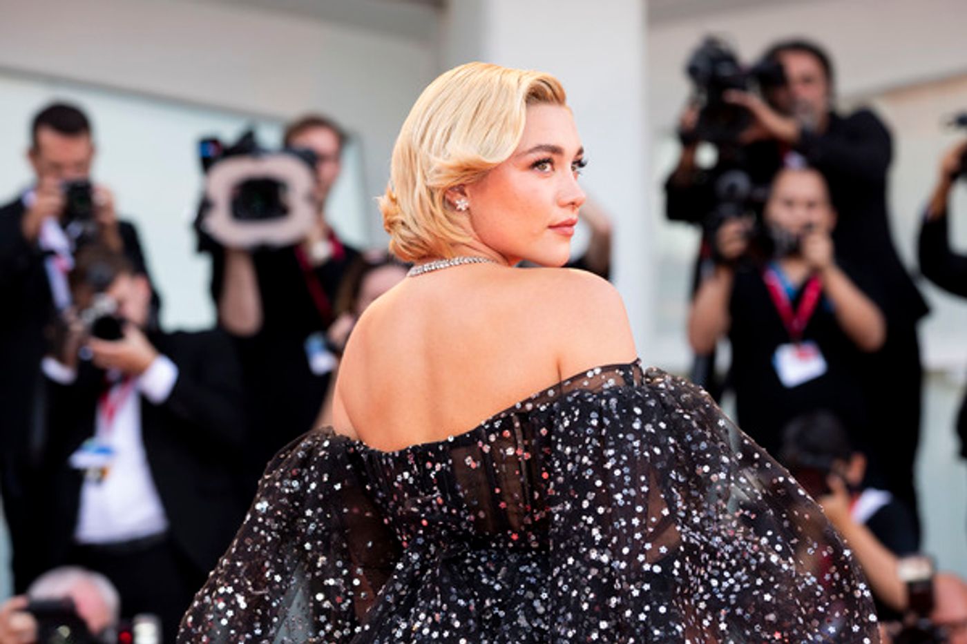 Photos: Florence Pugh, Harry Styles & the DON'T WORRY DARLING Cast Hit the Venice Film Festival Red Carpet  Image