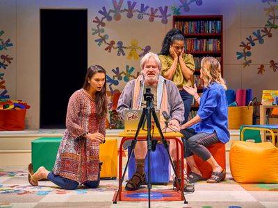 Kirsten Foster, Susan Kelechi Watson, Mark McKinney, Helen Hunt Photo