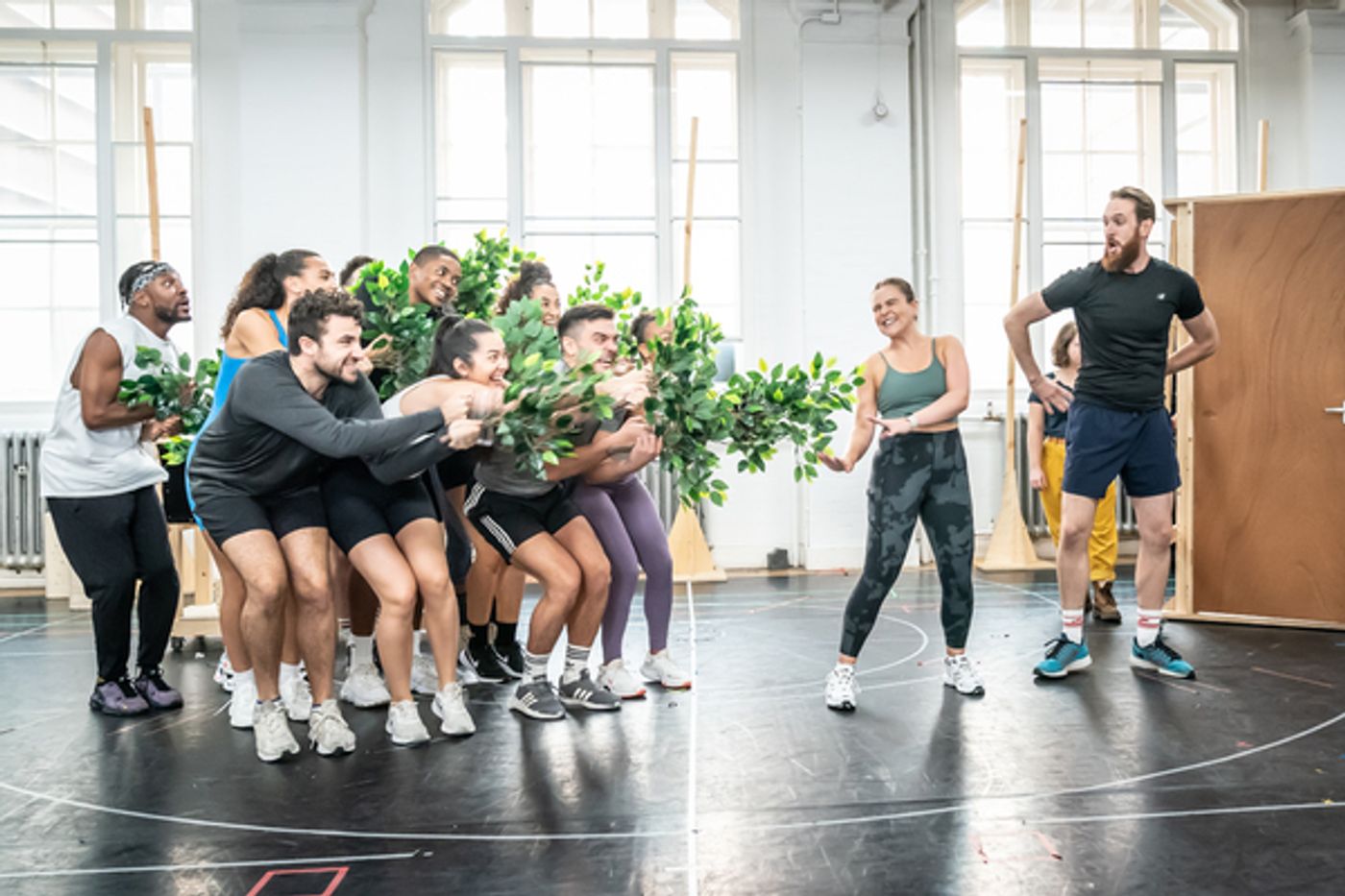 Photos: Inside Rehearsal With the New Members of the Cast of FROZEN  Image