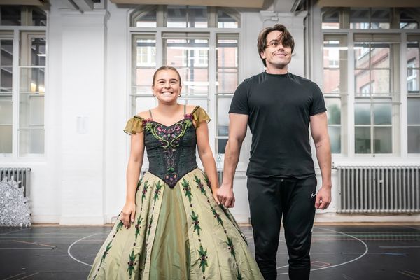 Photos: Inside Rehearsal With the New Members of the Cast of FROZEN — photo 2 of 13