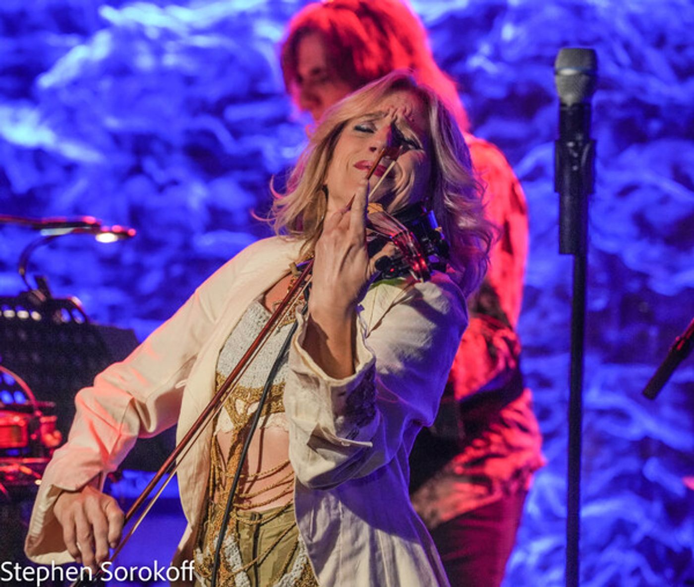 Photos: British Violinist Daisy Jopling and Frank Shiner Play The Iridium  Image