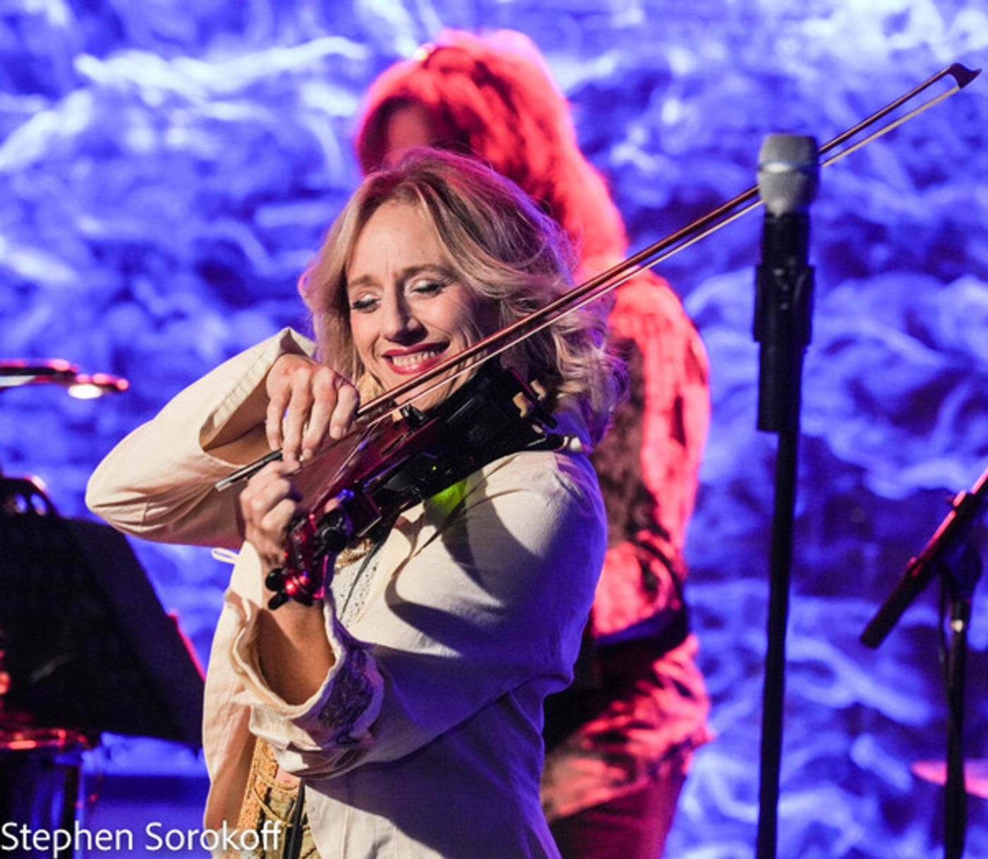 Photos: British Violinist Daisy Jopling and Frank Shiner Play The Iridium  Image