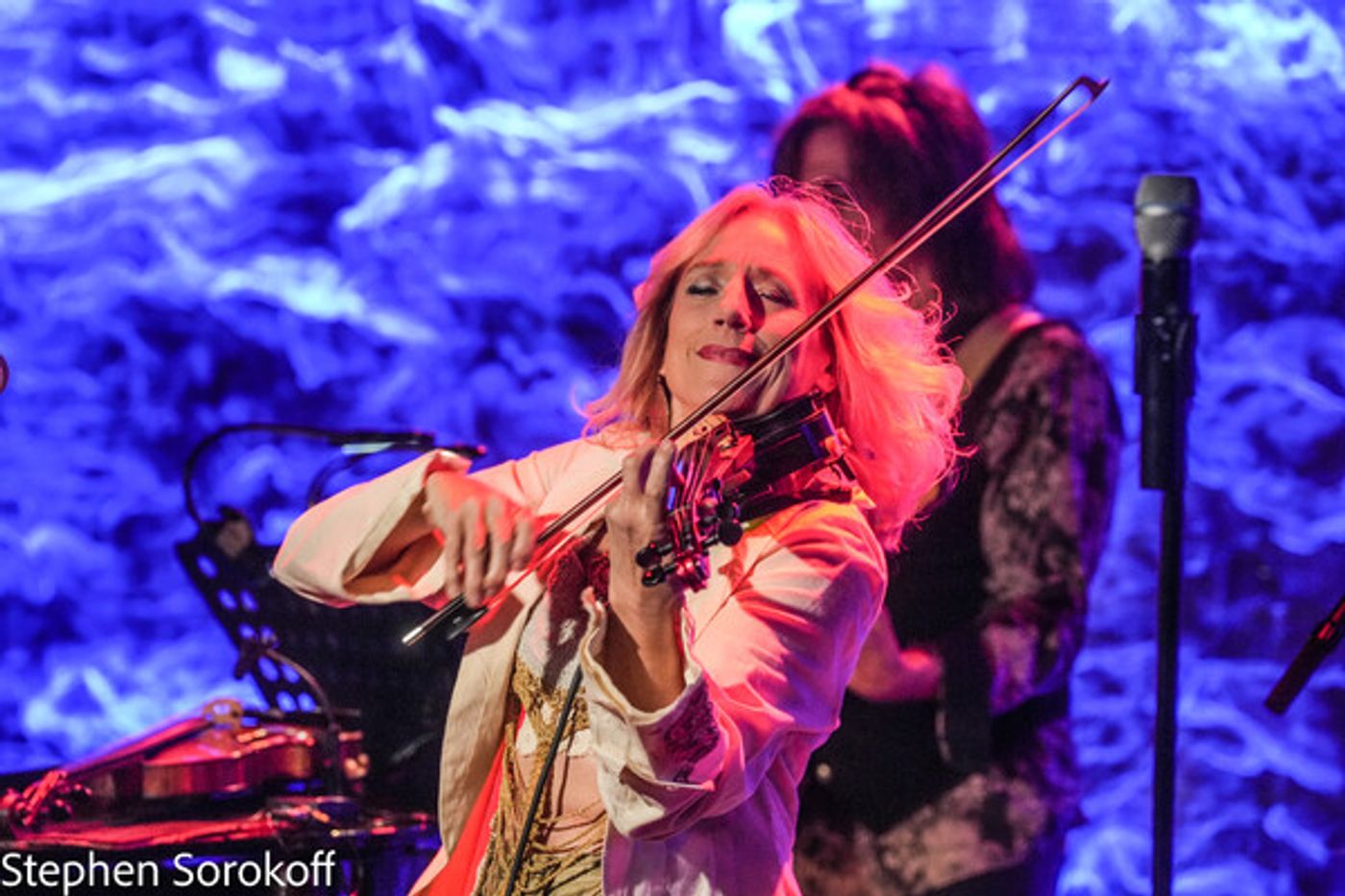 Photos: British Violinist Daisy Jopling and Frank Shiner Play The Iridium  Image