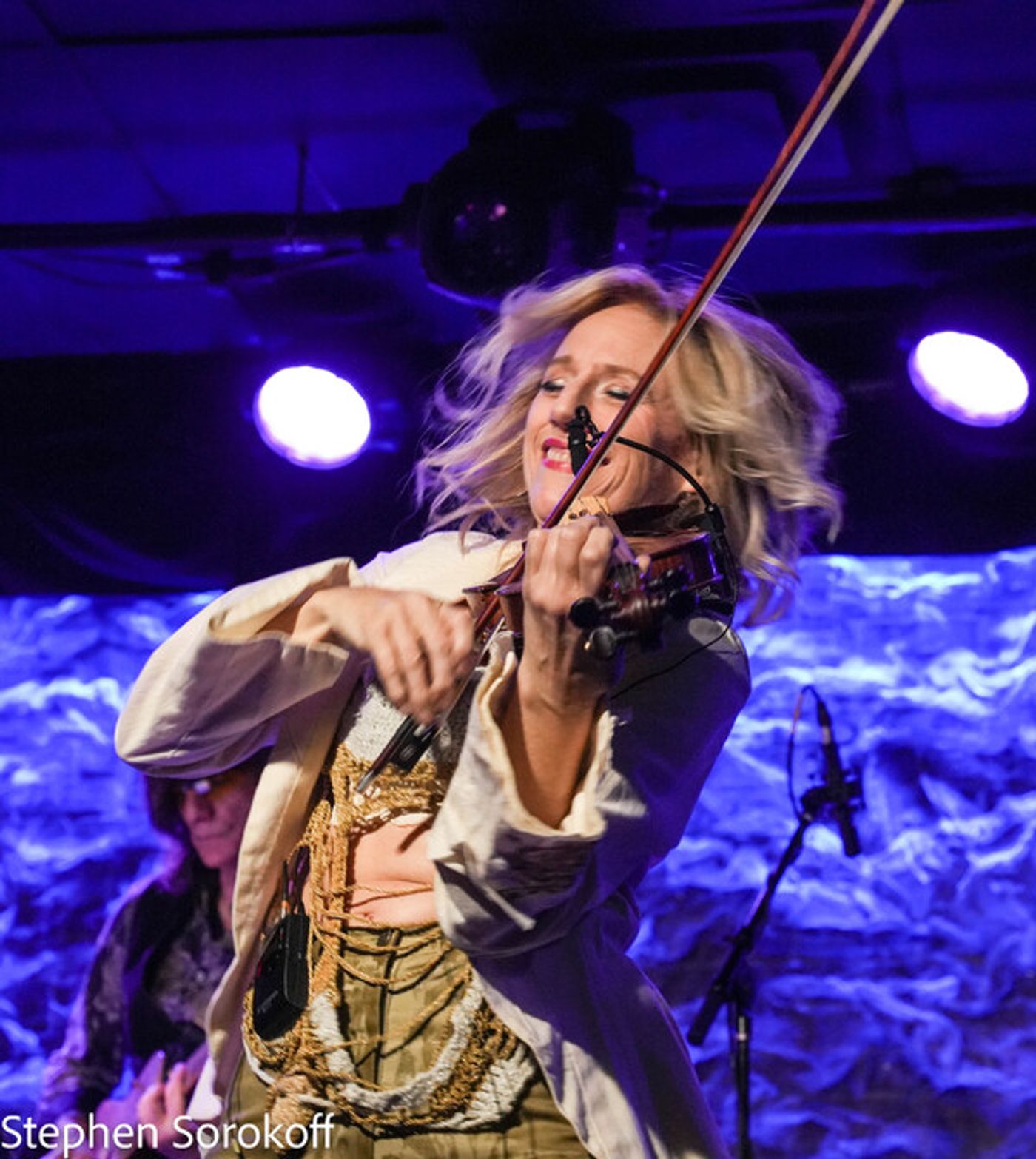 Photos: British Violinist Daisy Jopling and Frank Shiner Play The Iridium  Image