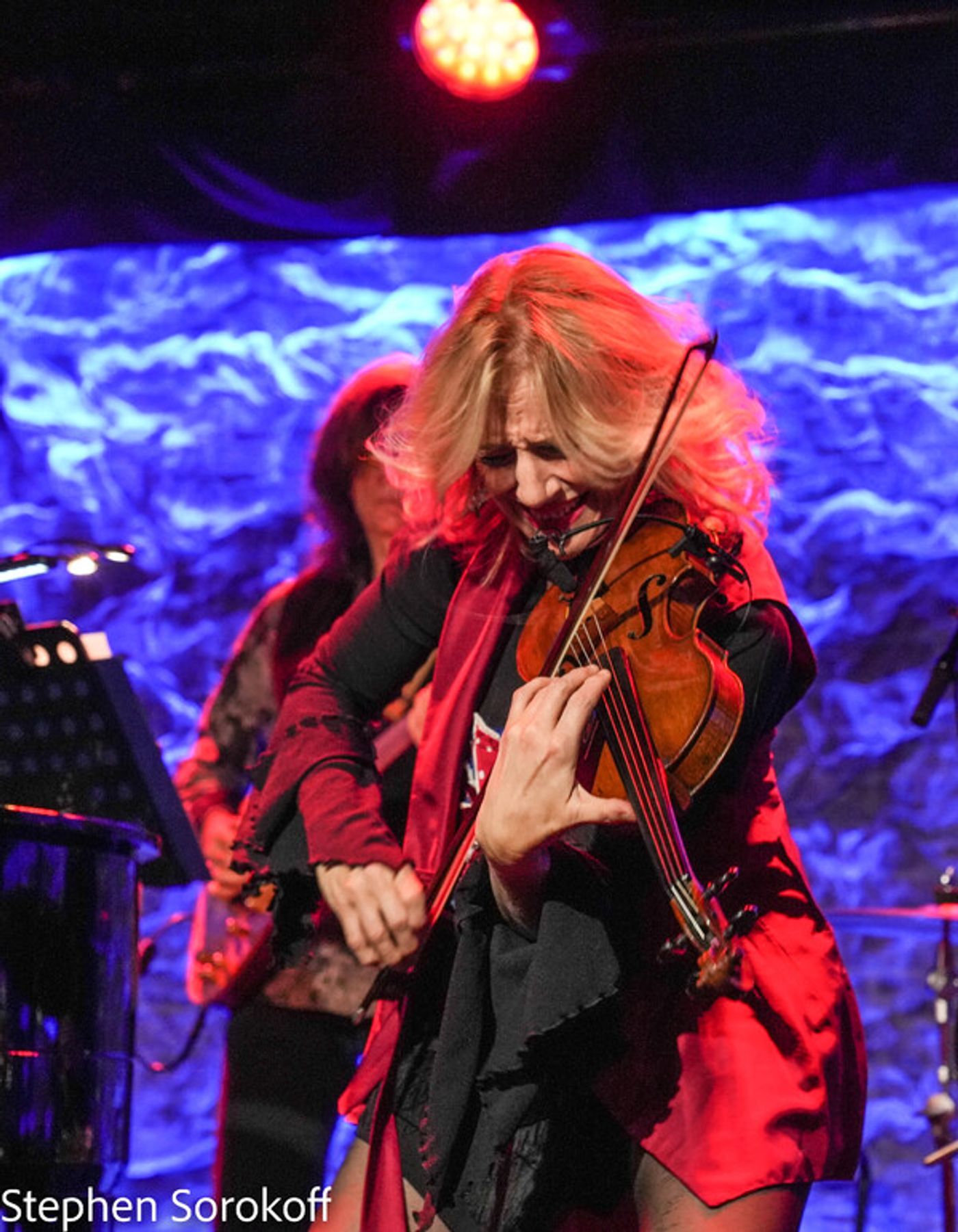 Photos: British Violinist Daisy Jopling and Frank Shiner Play The Iridium  Image