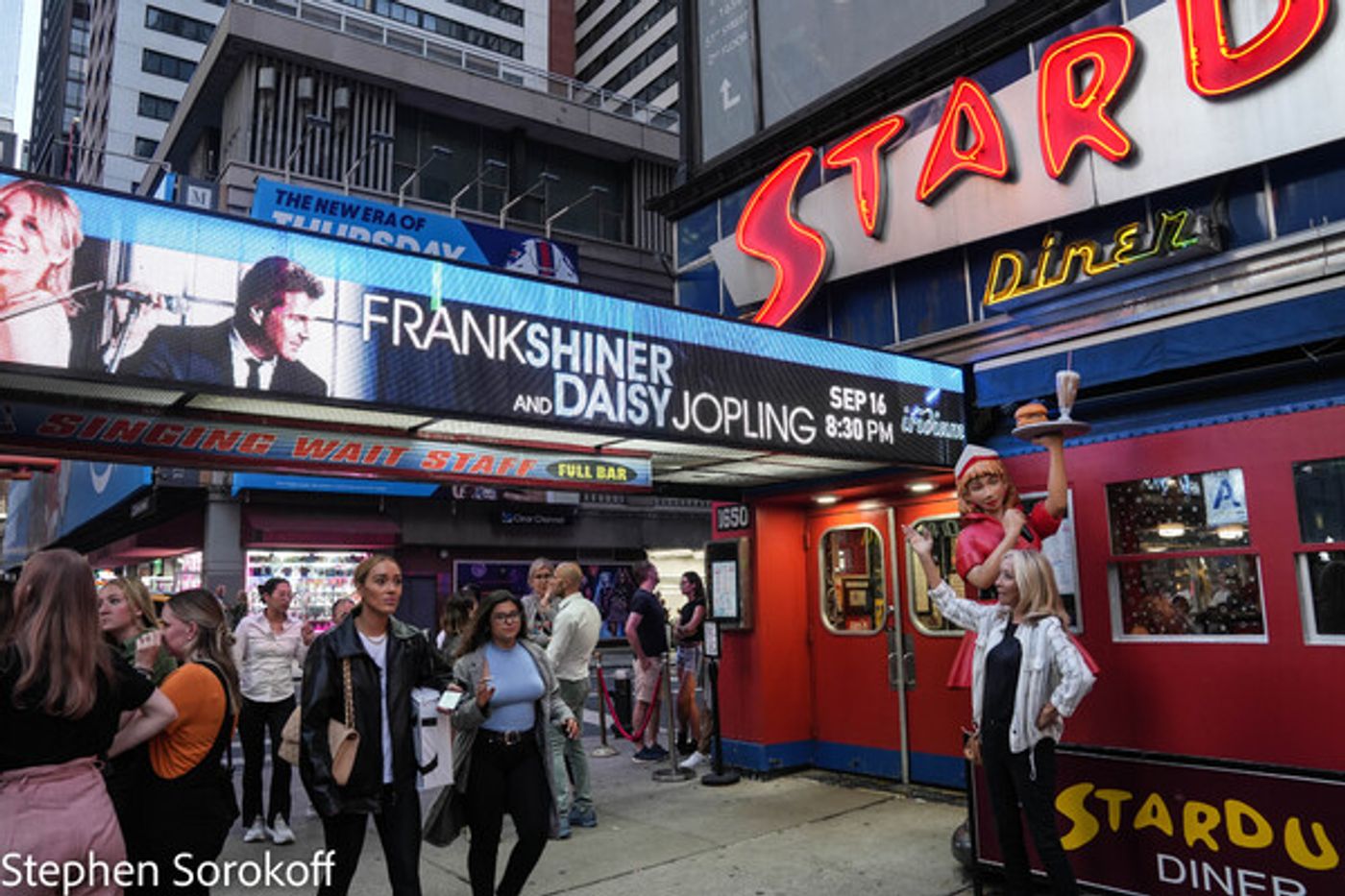 Photos: British Violinist Daisy Jopling and Frank Shiner Play The Iridium  Image