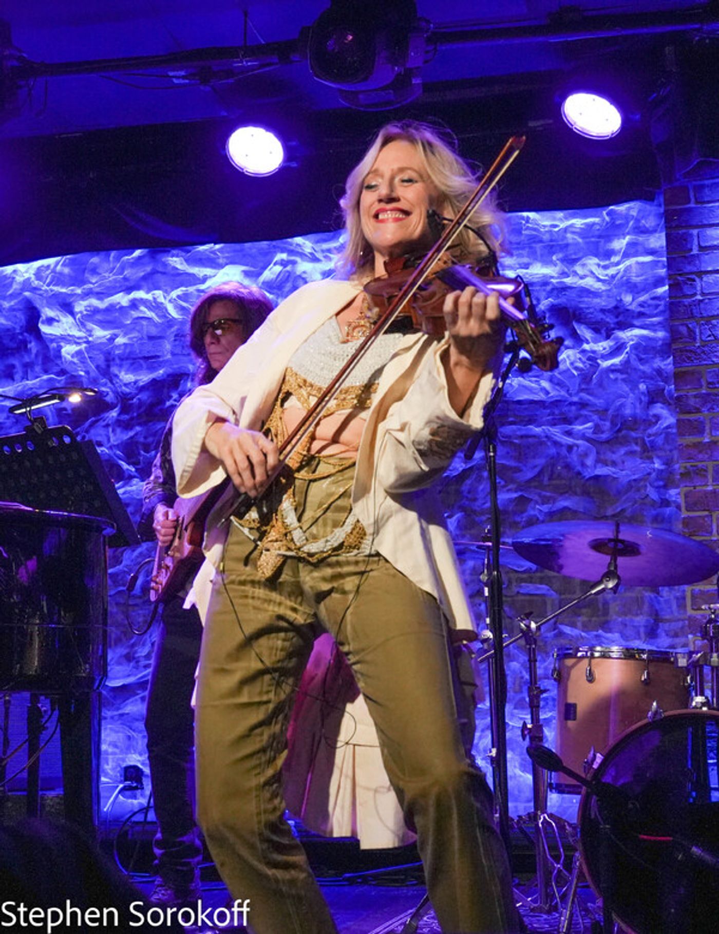 Photos: British Violinist Daisy Jopling and Frank Shiner Play The Iridium  Image