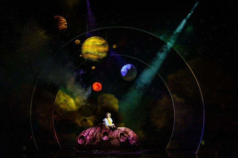 O PEQUENO PRÍNCIPE, O MUSICAL (The Little Prince) Opens Drawing a Parallel Between the Fable and What Lies Behind of One of the Best-Selling Books of All Time  Image