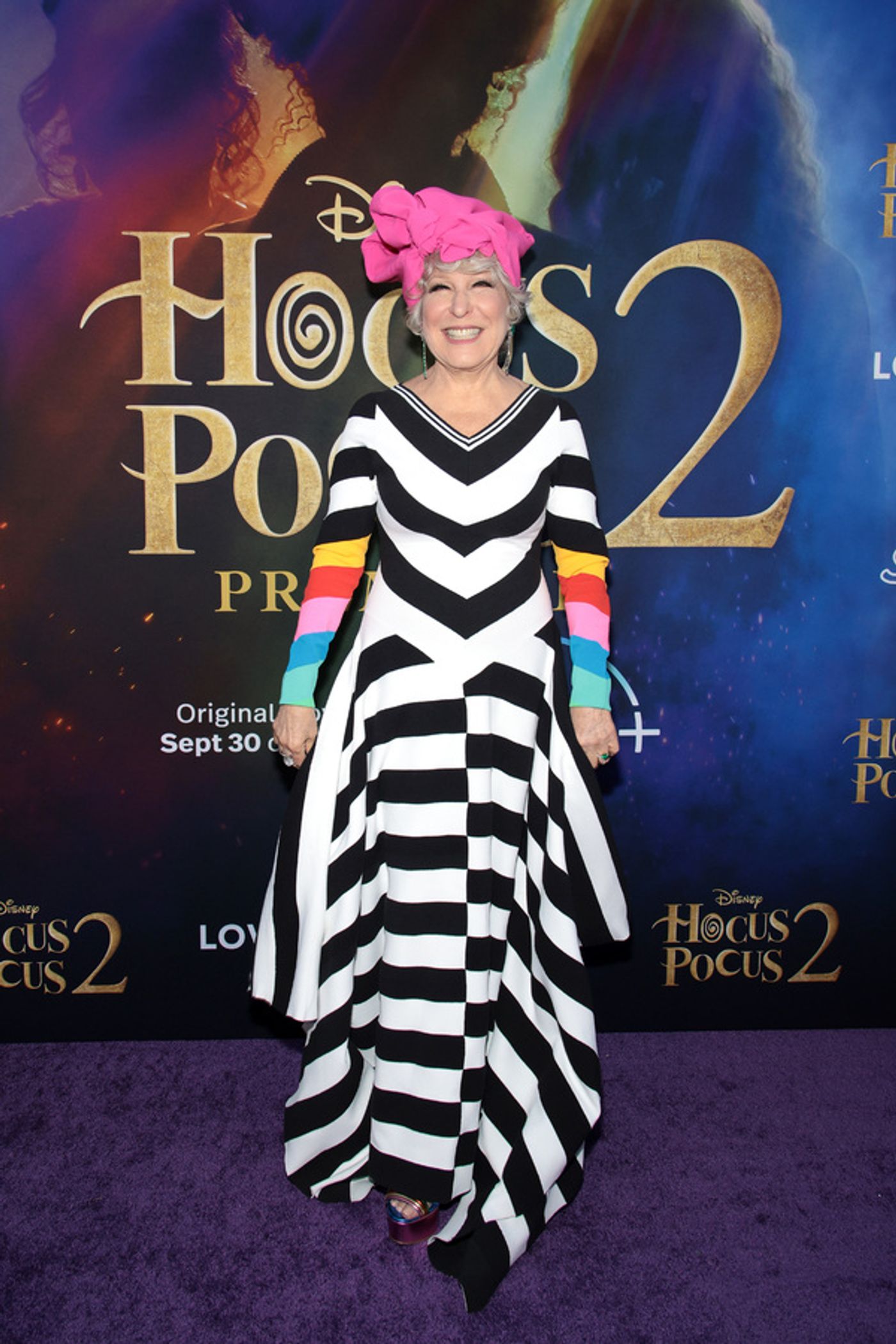 Photos: Bette Midler, Sarah Jessica Parker & the HOCUS POCUS 2 Cast Hit the Red Carpet  Image