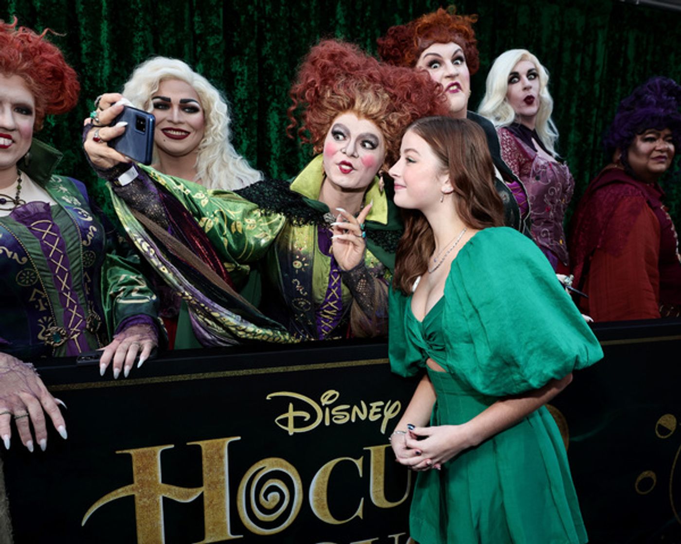 Photos: Bette Midler, Sarah Jessica Parker & the HOCUS POCUS 2 Cast Hit the Red Carpet  Image