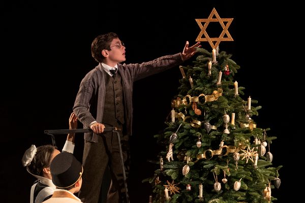 Photos: First Look at Brandon Uranowitz, Caissie Levy, David Krumholtz & More in LEOPOLDSTADT — photo 5 of 19