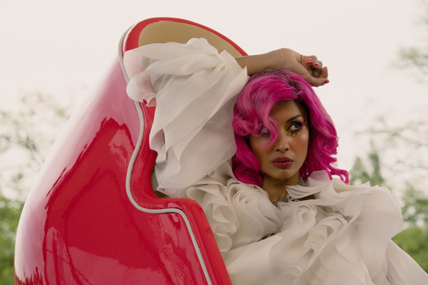 Photos: Peacock Shares First Look at PITCH PERFECT Spinoff Series With Adam Devine & Sarah Hyland  Image