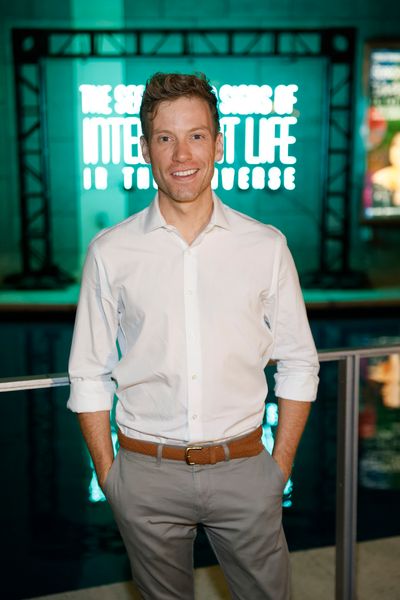 Actor Barrett Foa  Photo