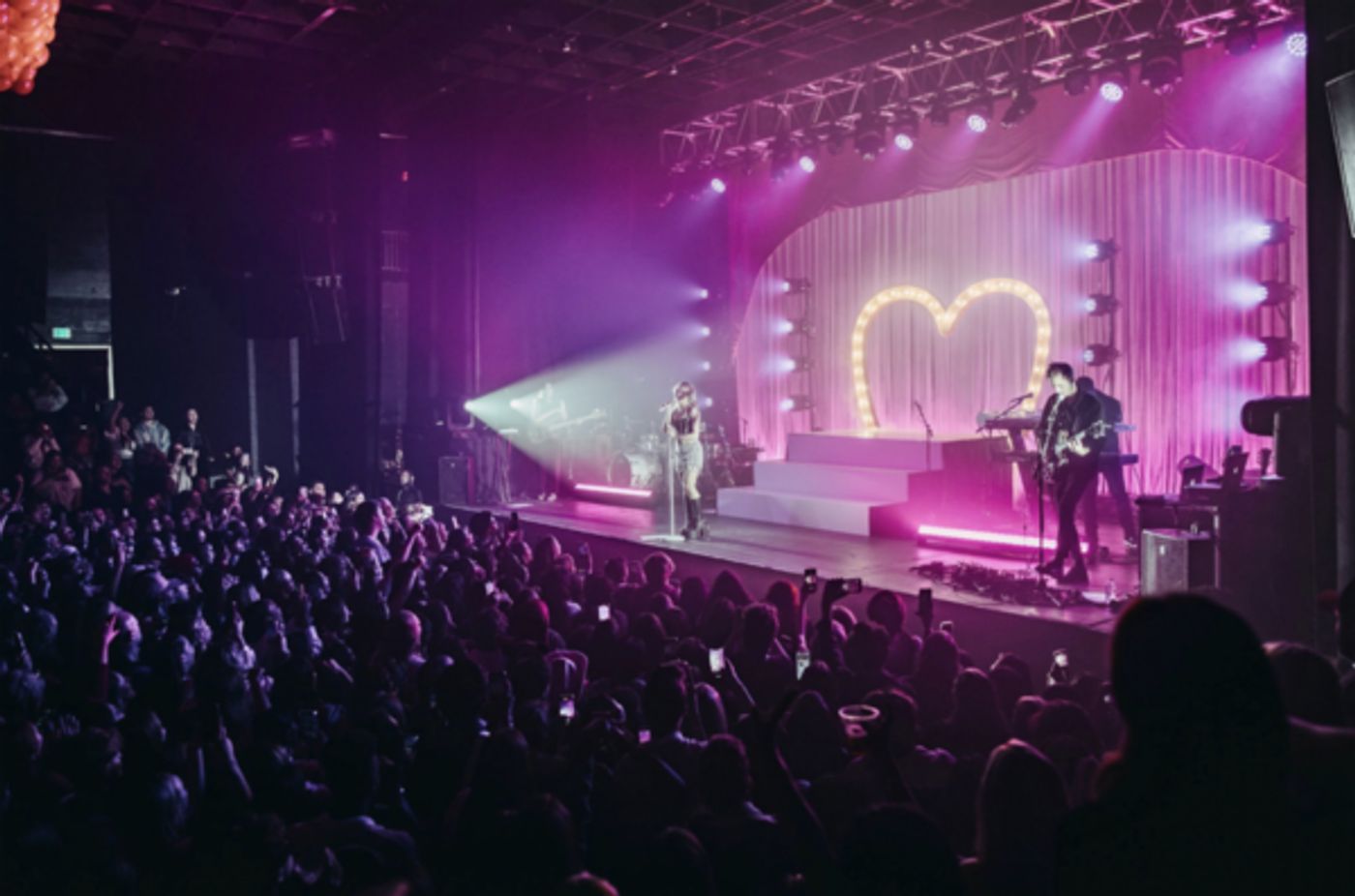 Photos: Sabrina Carpenter Kicks Off 'emails i can't send' Tour  Image