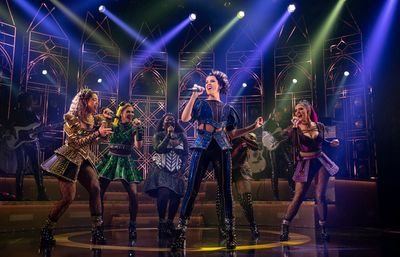 Sydney Parra (center) Photo