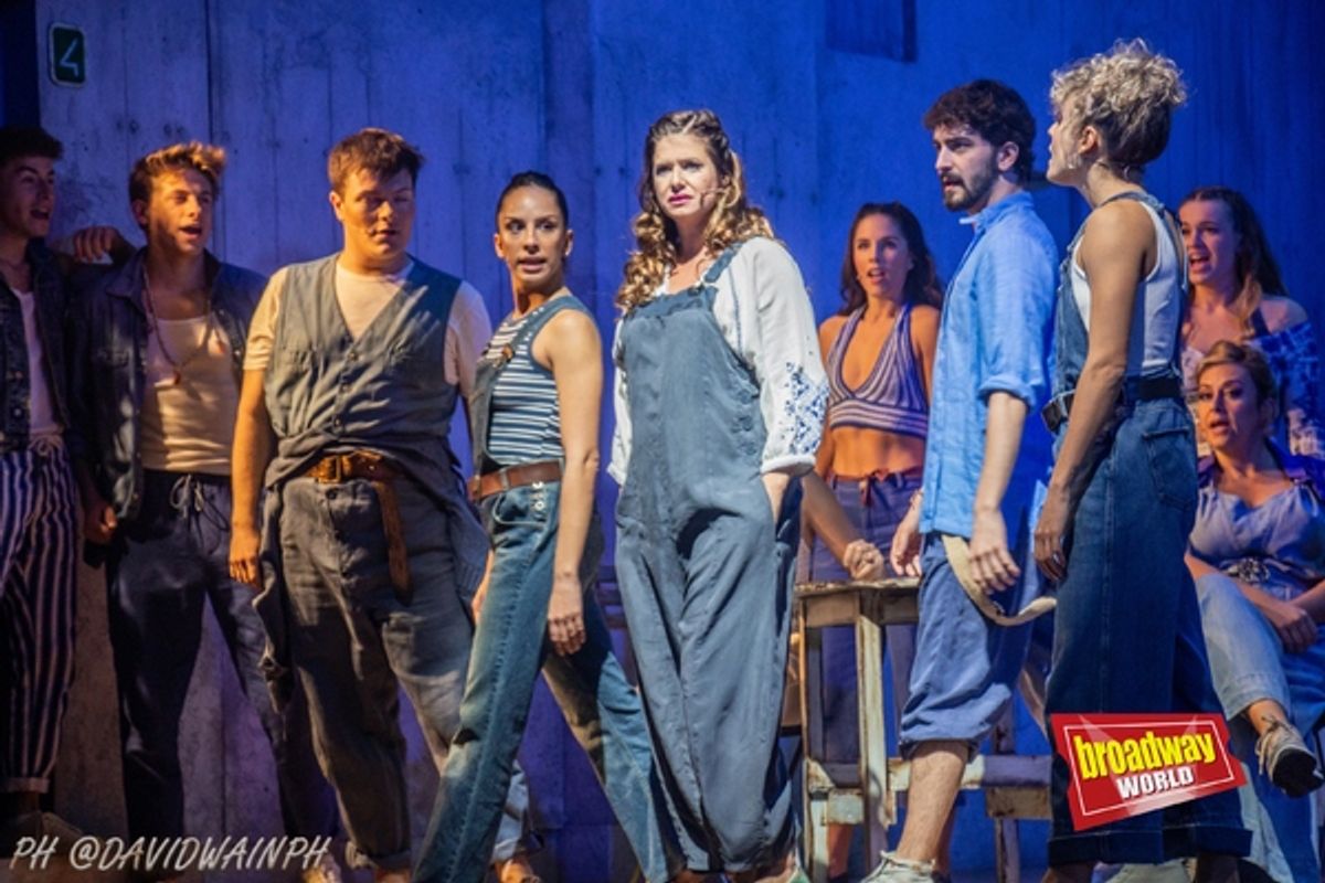 Verónica Ronda (centro) y el reparto de MAMMA MIA! at PHOTOS: MAMMA MIA! se presenta en el Teatro Rialto de Madrid