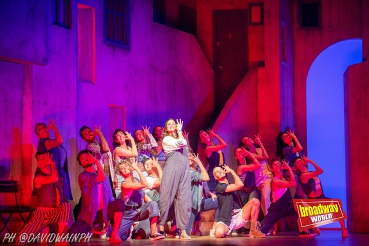 Verónica Ronda (centro) y el reparto de MAMMA MIA! at PHOTOS: MAMMA MIA! se presenta en el Teatro Rialto de Madrid