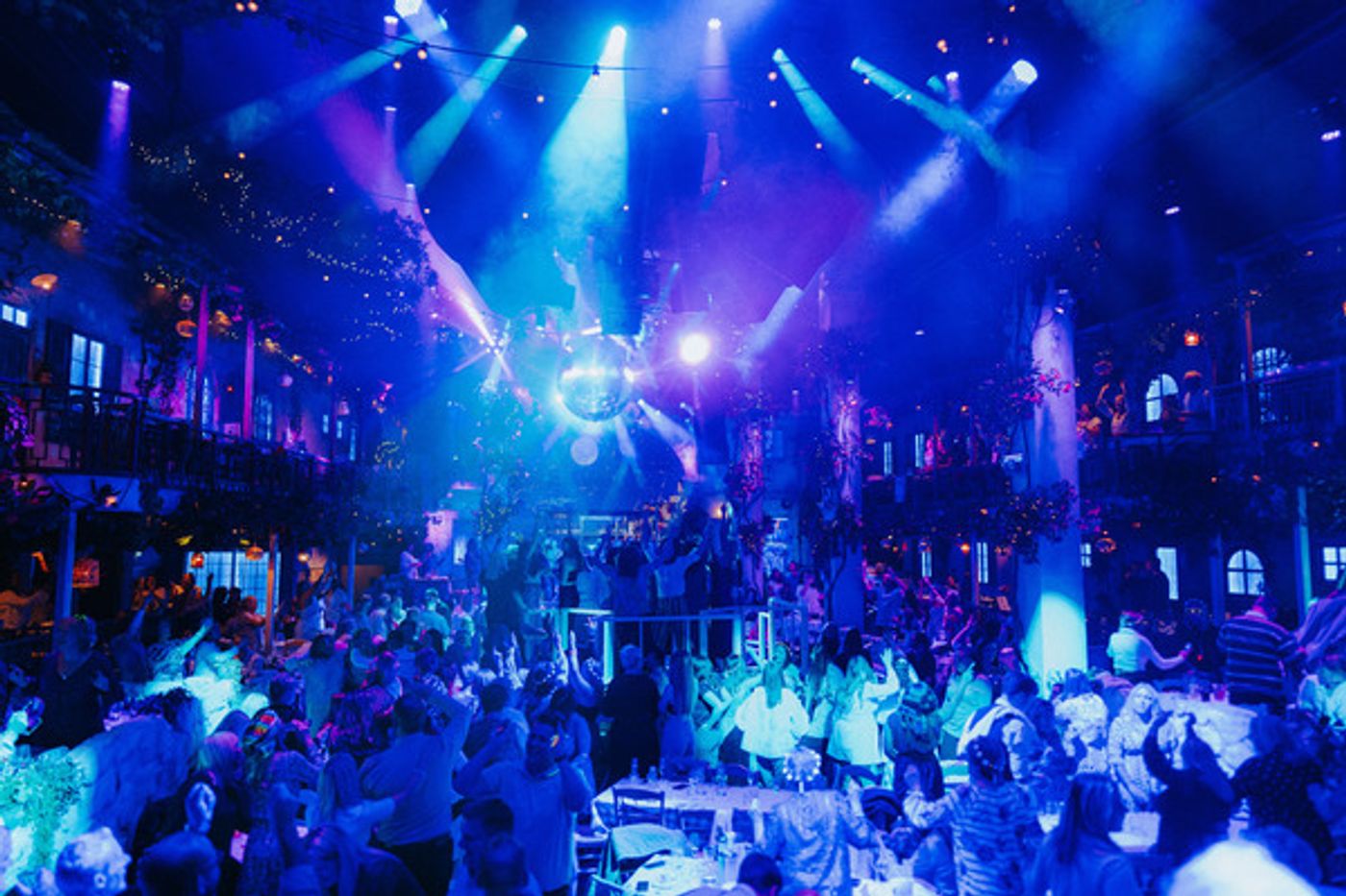 Photos: First Look at the New Cast of MAMMA MIA! THE PARTY  Image