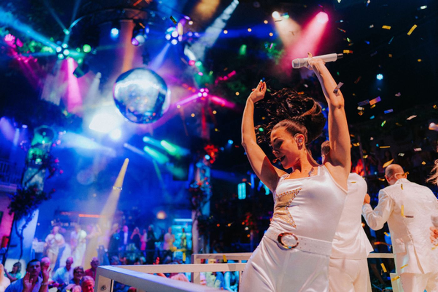 Photos: First Look at the New Cast of MAMMA MIA! THE PARTY  Image