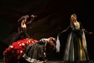Soprano Meghan Lindsay/Dido (centre) in Opera Atelier?s production of Purcell's Dido  Photo