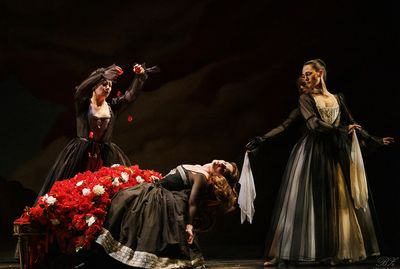 Soprano Meghan Lindsay/Dido (centre) in Opera Atelier?s production of Purcell's Dido  Photo