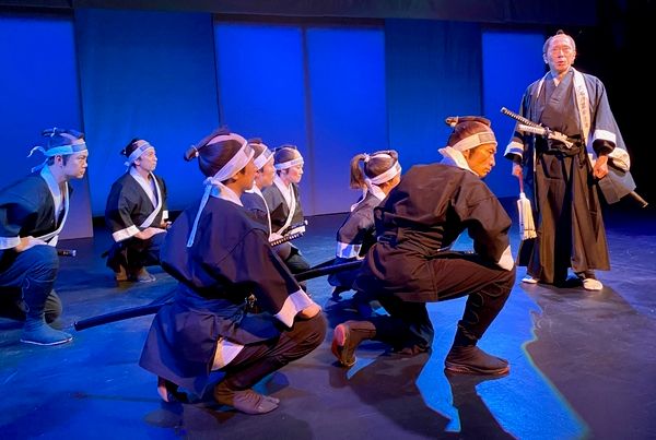 Yoshi Amao and the cast Photo