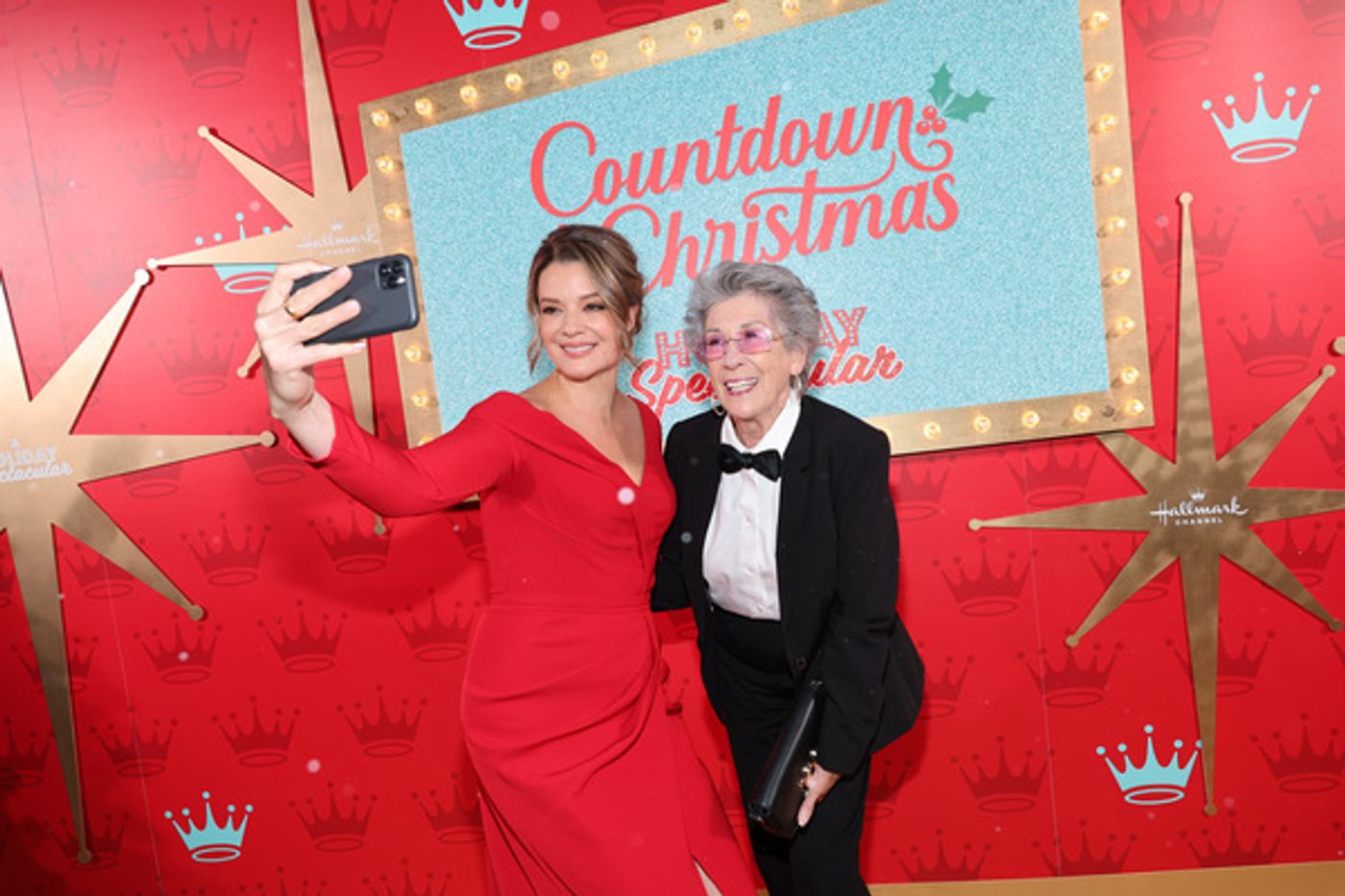 Photos: Kristin Chenoweth Gives Surprise Performance at Hallmark Channel's 'Countdown to Christmas' Photos: Kristin Chenoweth Gives Surprise Performance at Hallmark Channel's 'Countdown to Christmas' Image