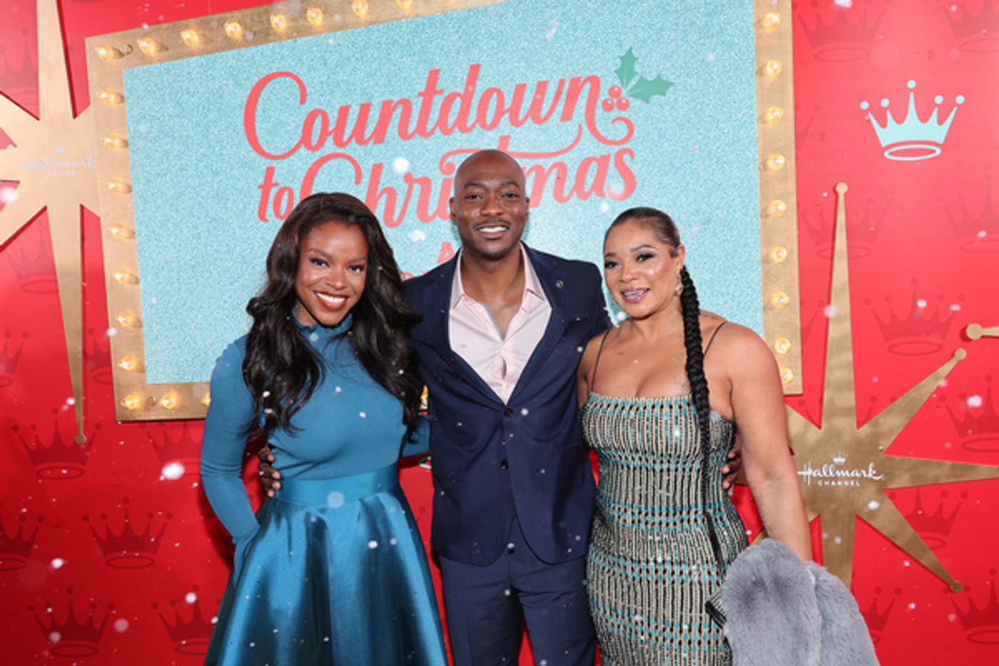Photos: Kristin Chenoweth Gives Surprise Performance at Hallmark Channel's 'Countdown to Christmas' Photos: Kristin Chenoweth Gives Surprise Performance at Hallmark Channel's 'Countdown to Christmas' Image
