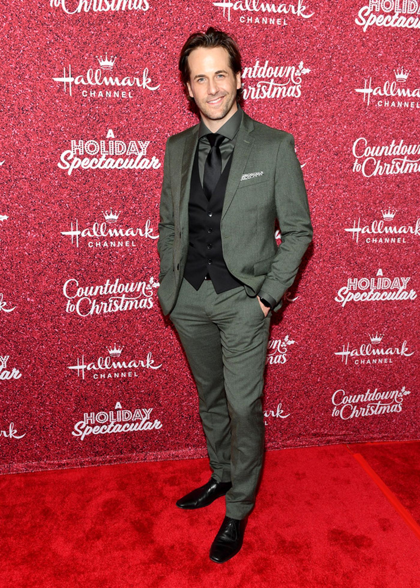 Photos: Kristin Chenoweth Gives Surprise Performance at Hallmark Channel's 'Countdown to Christmas' Photos: Kristin Chenoweth Gives Surprise Performance at Hallmark Channel's 'Countdown to Christmas' Image