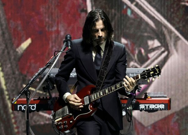 Brian Bell of Weezer Photo