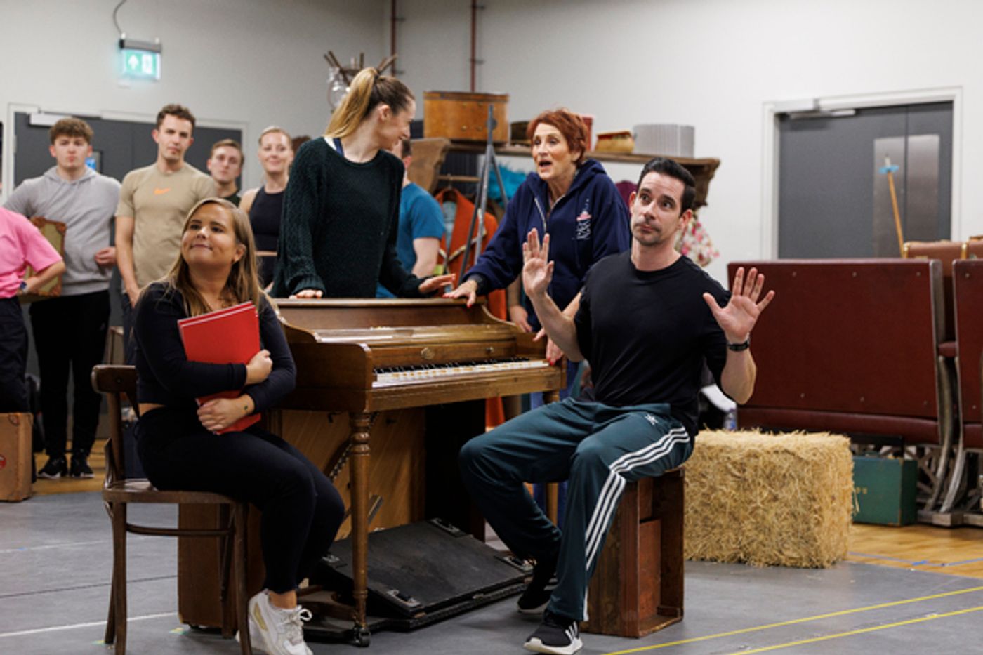 Photos: Inside Rehearsal For the UK Tour of WHITE CHRISTMAS  Image
