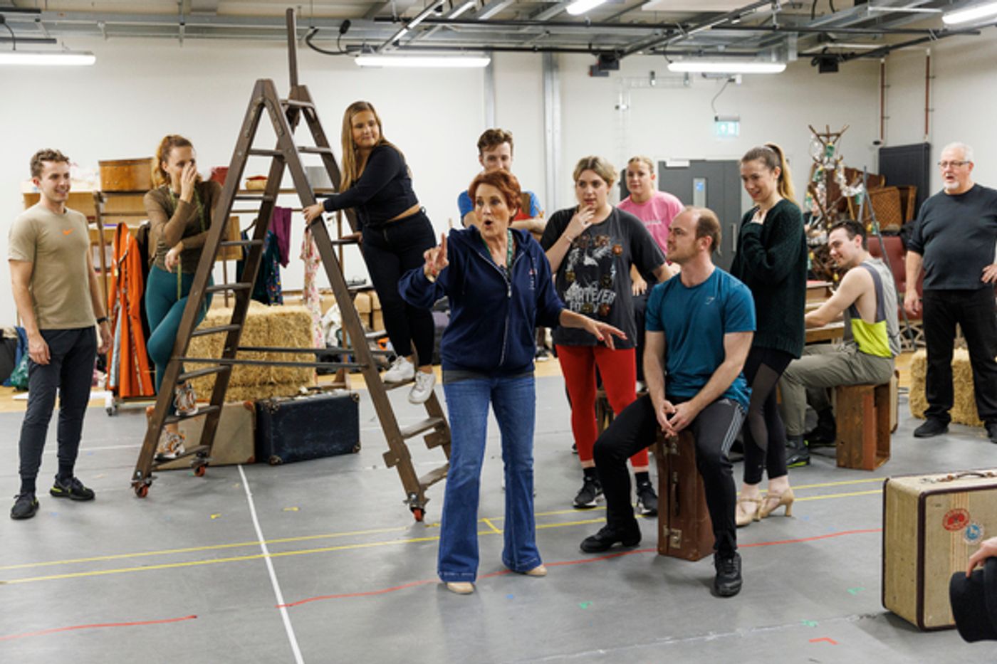 Photos: Inside Rehearsal For the UK Tour of WHITE CHRISTMAS  Image
