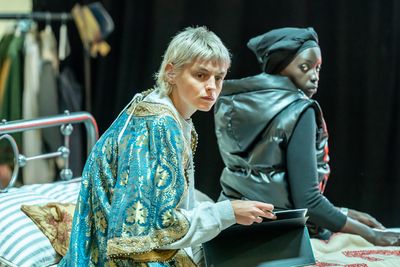 Emma Corrin, Akuc Bol  Photo