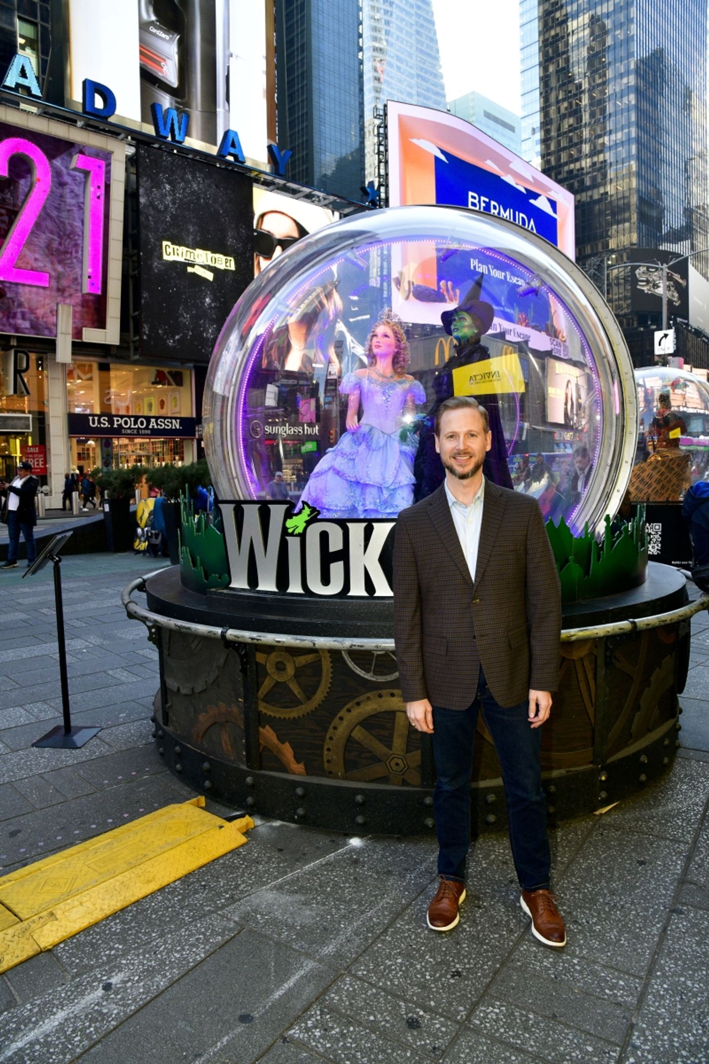 Photos: The 2022 Show Globes Arrive in Times Square  Image