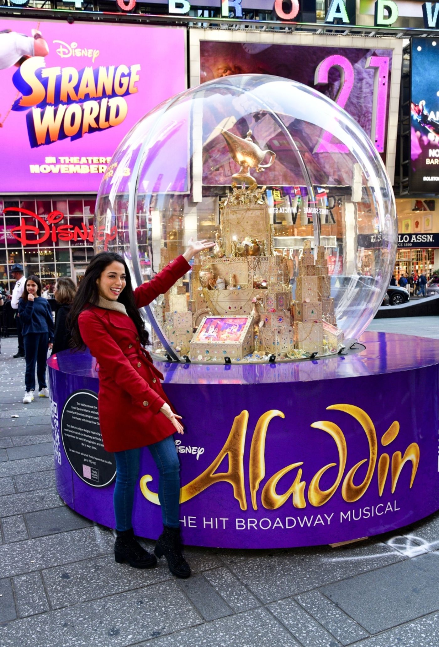 Photos: The 2022 Show Globes Arrive in Times Square  Image