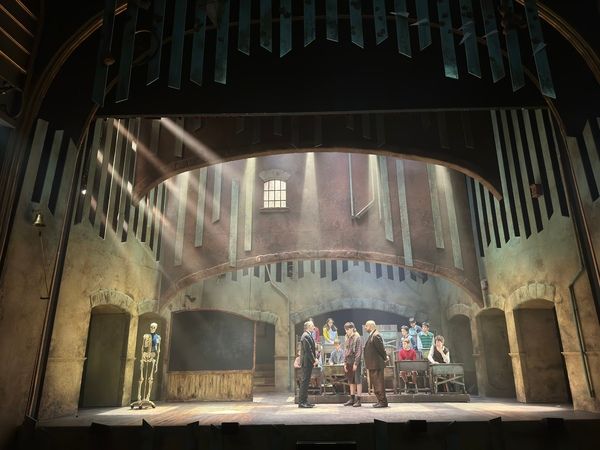 PHOTOS: Descubre la escenografía de LOS CHICOS DEL CORO en el Teatro La Latina PHOTOS: Descubre la escenografía de LOS CHICOS DEL CORO en el Teatro La Latina Image