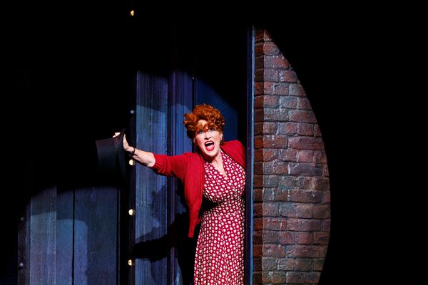 Photos: First Look at Jay McGuiness, Lorna Luft and Michael Starke in WHITE CHRISTMAS UK Tour  Image
