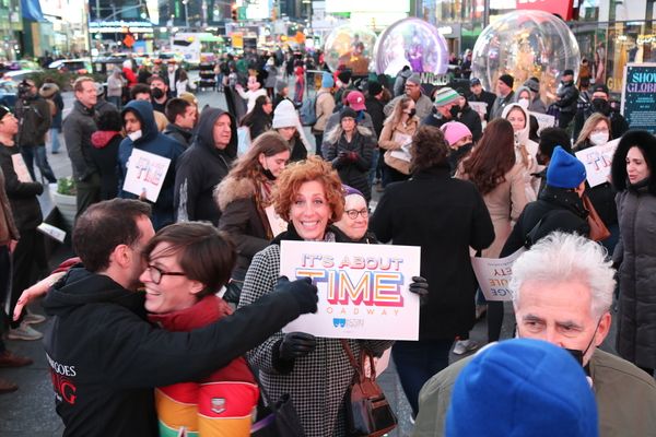 Photos & Video: Actors' Equity Members Rally in Times Square for a Fair Deal on Broadway — photo 2 of 10