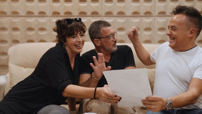Vídeo: Antonio Banderas y Marta Ribera cantan 'Aquest eclipsi del cor' Vídeo: Antonio Banderas y Marta Ribera cantan 'Aquest eclipsi del cor' Image