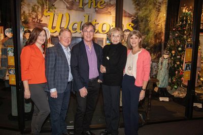 Kami Cotler, Eric Scott, Richard Thomas, Michael Learned and Judy Norton Photo